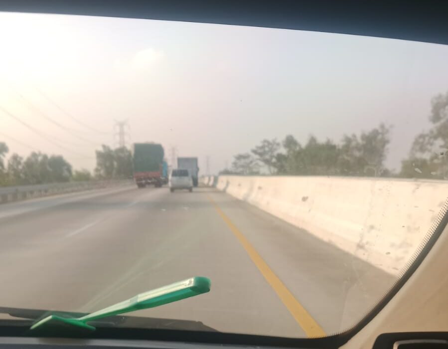 Jalan tol dilihat dari balik kemudi mobil travel